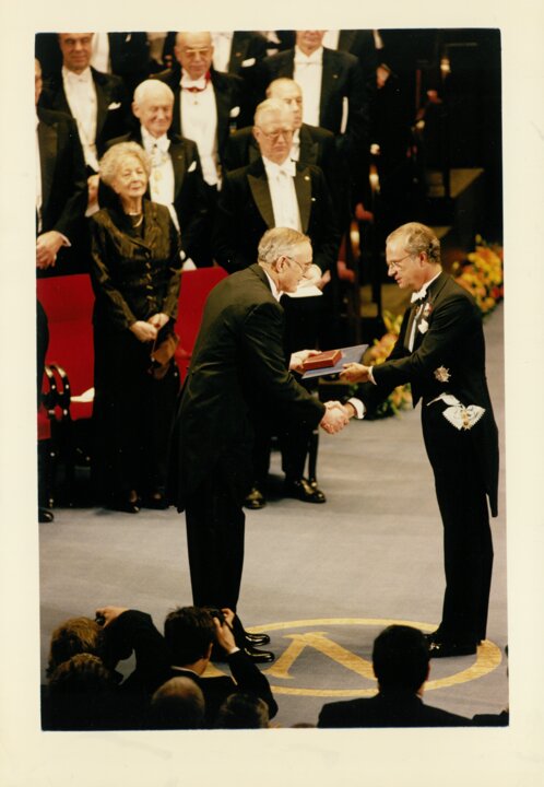 David M. Lee receiving his Nobel Prize