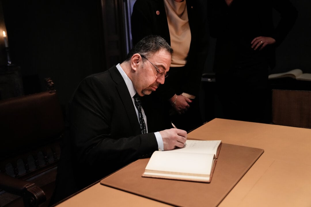 Daron Acemoglu signing guest book