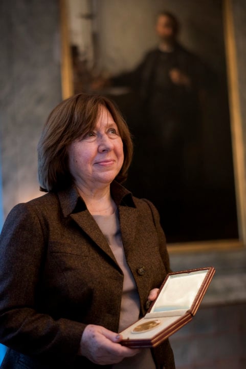 Svetlana Alexievich showing her Nobel Medal during her visit to the Nobel Foundation.