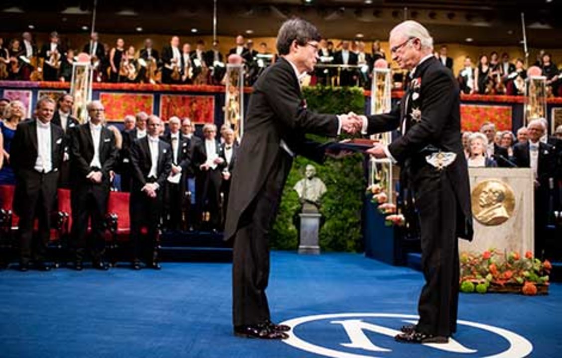 Hiroshi Amano  receiving his Nobel Prize from His Majesty King Carl XVI Gustaf of Sweden