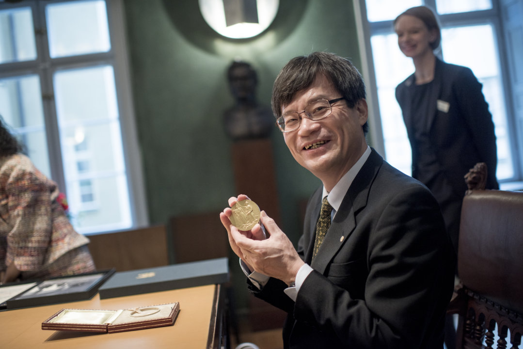 Hiroshi Amano showing his Nobel Medal during his visit to the Nobel Foundation on 12 December 2014.