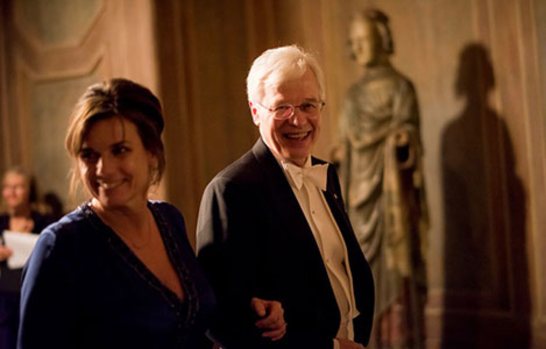 Bengt Holmström ready to proceed into the Blue Hall of the Stockholm City Hall for the Nobel Banquet together with Minister for International Development Cooperation Isabella Lövin