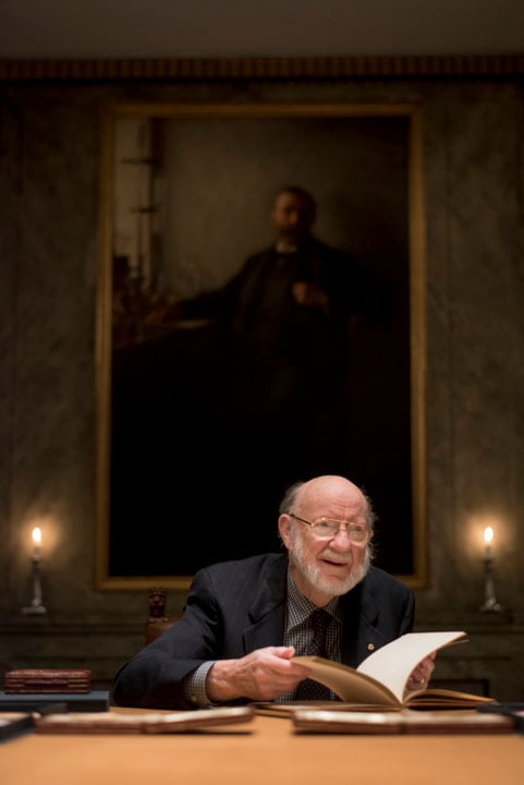 William C. Campbell explores the Nobel Foundation's guest book, signed by the Laureates since 1952, during his visit to the Nobel Foundation.