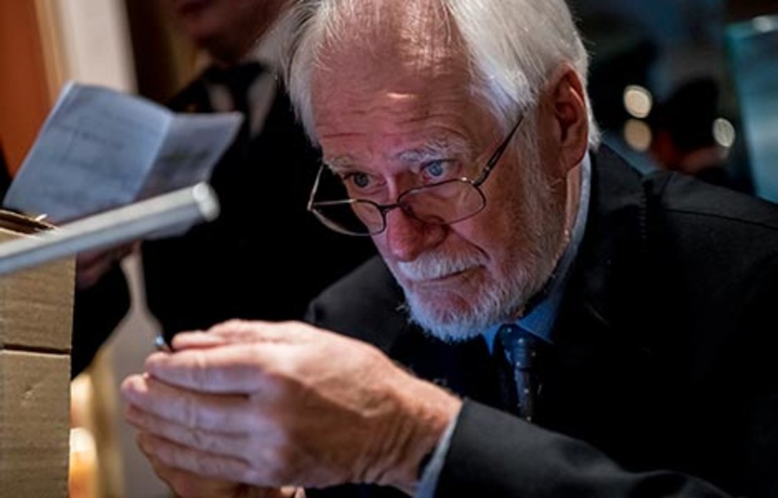 Jacques Dubochet prepares his gift to the Nobel Museum