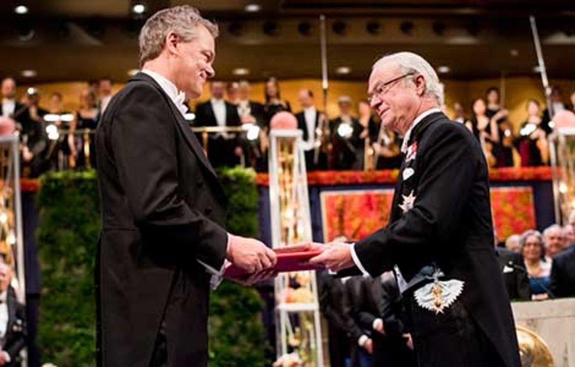 Edvard I. Moser  receiving his Nobel Prize from His Majesty King Carl XVI Gustaf of Sweden