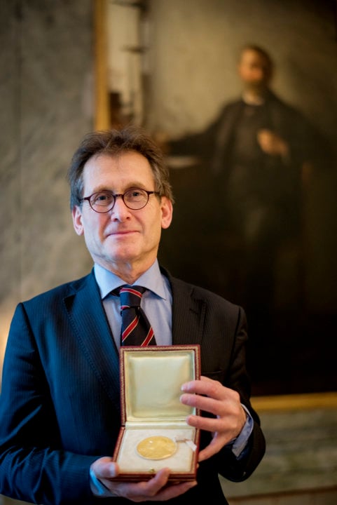 Bernard L. Feringa showing his Nobel Medal