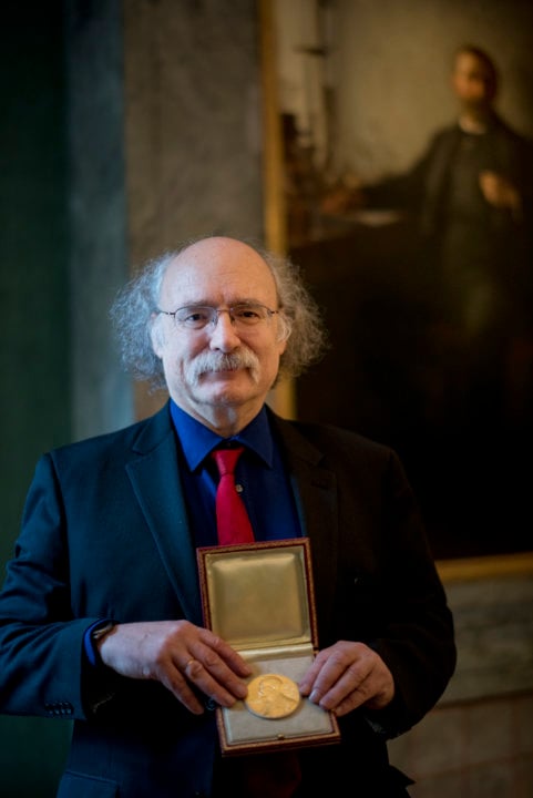 F. Duncan M. Haldane showing his Nobel Medal
