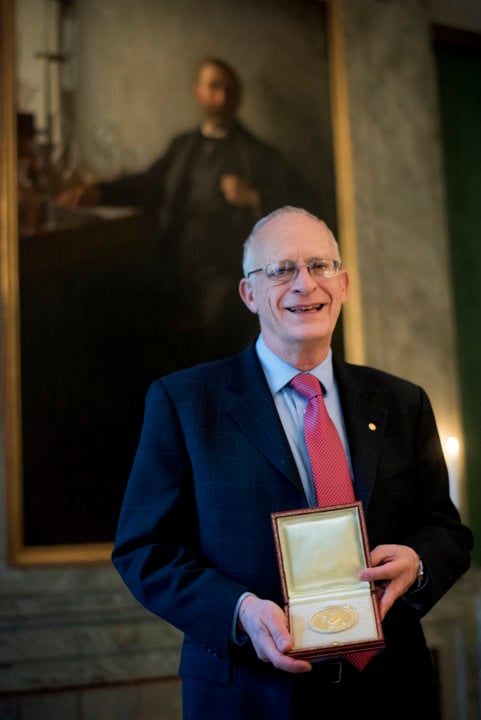 Oliver Hart showing his Prize Medal during his visit to the Nobel Foundation.