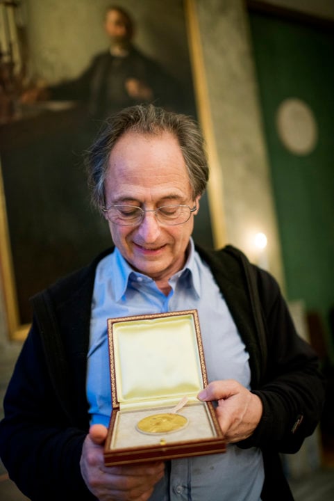 Michael Levitt showing his Nobel Medal during his visit to the Nobel Foundation
