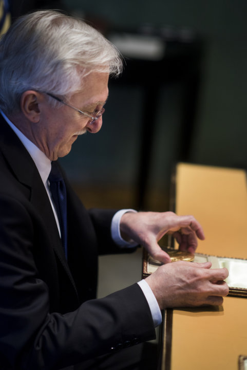 Paul Modrich takes a closer look at his Nobel Medal during his visit to the Nobel Foundation on 12 December 2015. On this occasion, the Laureates retrieve the Nobel diploma and Medal, which have been displayed in the Golden Hall of the City Hall following the Nobel Prize Award Ceremony. The Laureates also discuss the details concerning the transfer of their prize money.