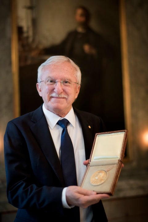 Paul Modrich showing his Nobel Medal during his visit to the Nobel Foundation.