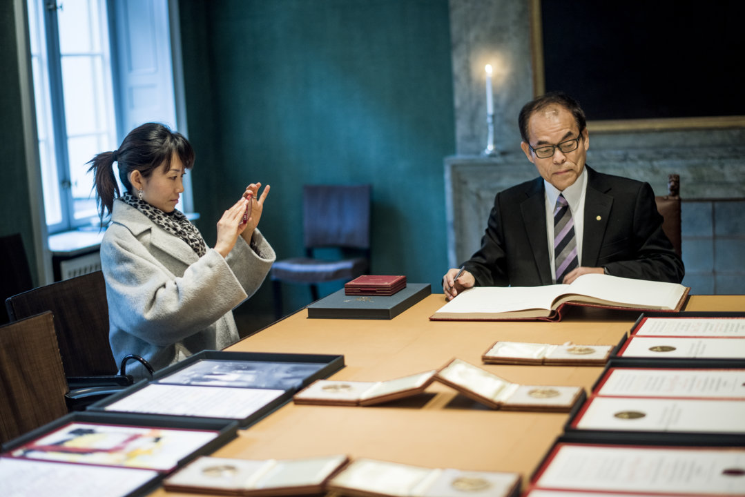 Shuji Nakamura signing the guestbook during his visit to the Nobel Foundation on 12 December 2014.