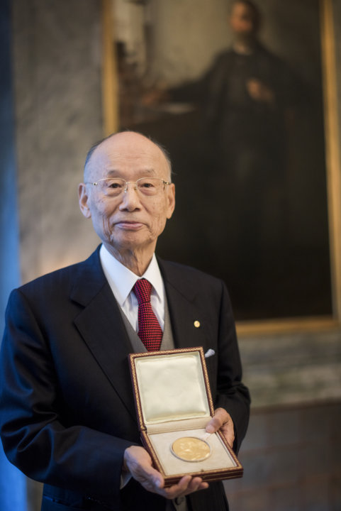 Satoshi Ōmura showing his Nobel Medal during his visit to the Nobel Foundation.
