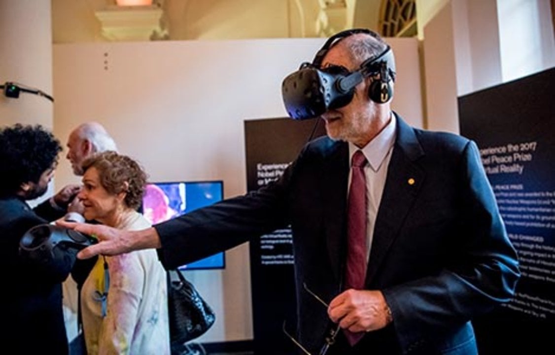 Michael Rosbash tries the VR installation at the Nobel Museum
