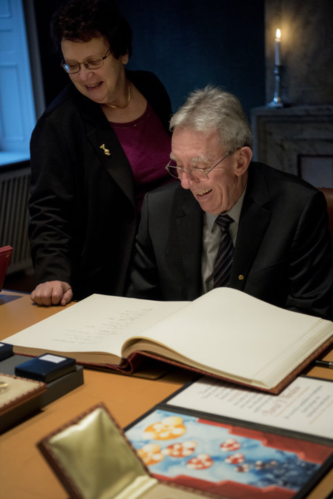 Jean-Pierre Sauvage and his wife Mrs Simone Carmen Boni take a look in the Nobel Foundation's guest book