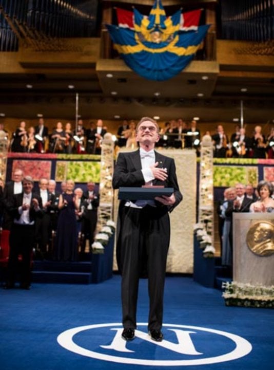 Randy W. Schekman receiving his Nobel Prize from His Majesty King Carl XVI Gustaf of Sweden