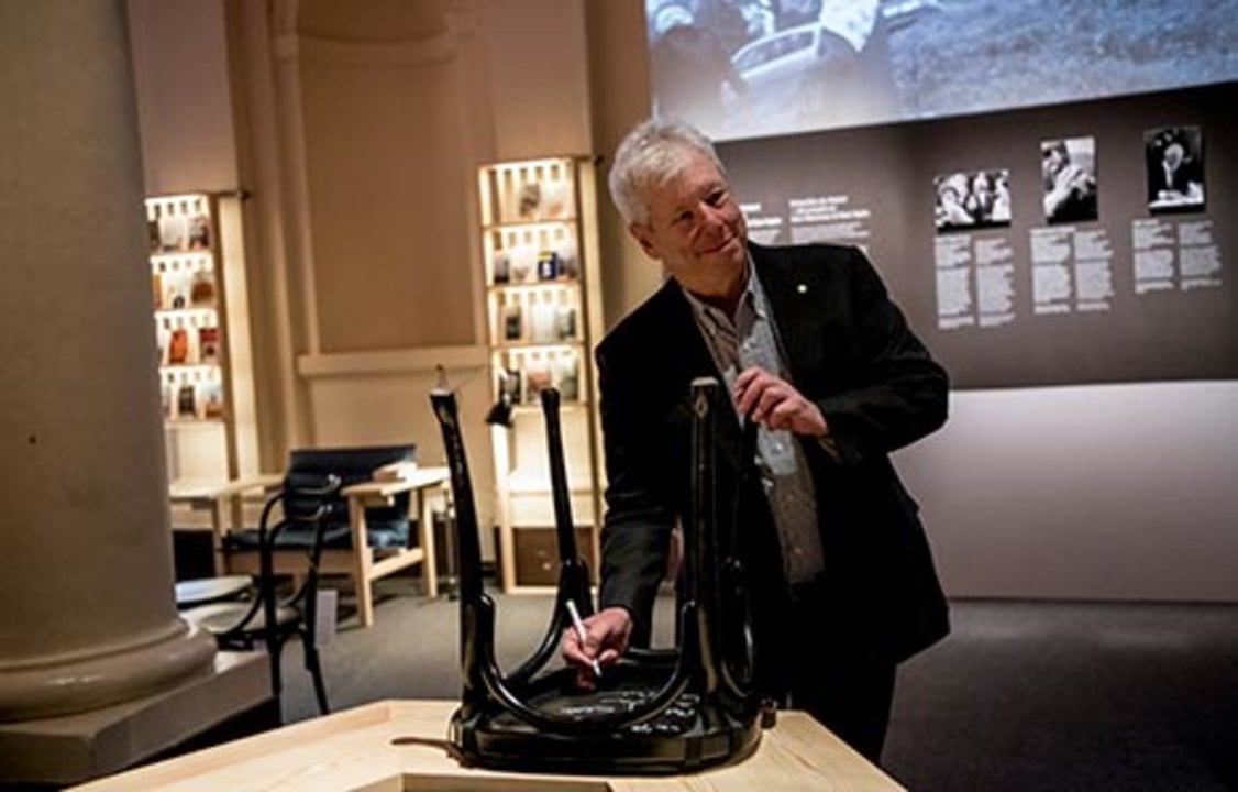 Richard H. Thaler autographs a chair at the Nobel Museum