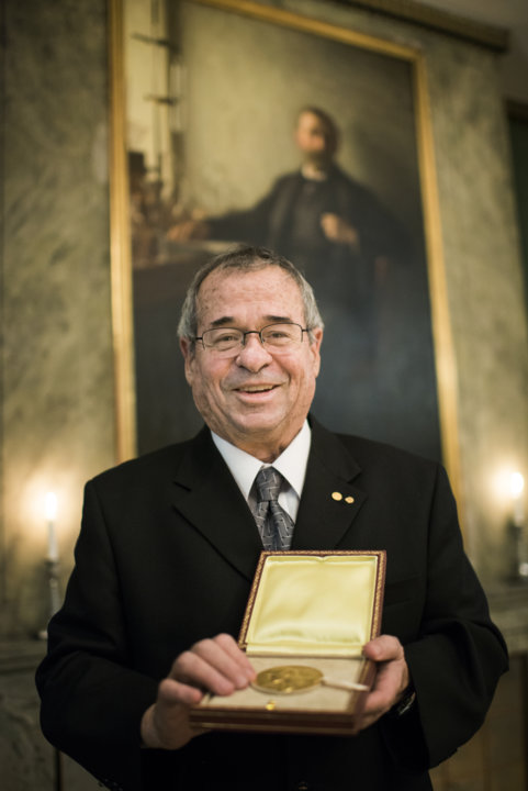 Arieh Warshel showing his Nobel Medal during his visit to the Nobel Foundation
