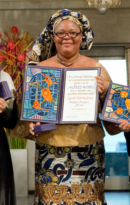 Leymah Gbowee with her Nobel diploma