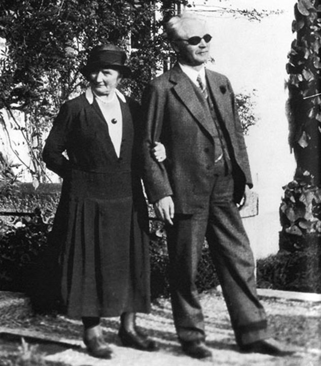 Gustaf Dalén and his wife Elma outside their home Villa Ekbacken at LidingÃ¶, Stockholm, Sweden, 1937. Public domain via Wikimedia Commons