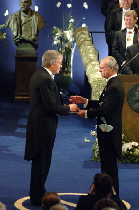 Theodor W. Hänsch receiving his Nobel Prize