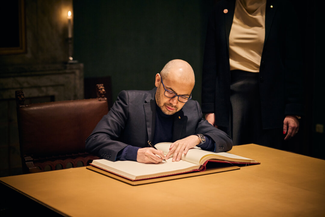 Demis Hassabis signing guestbook