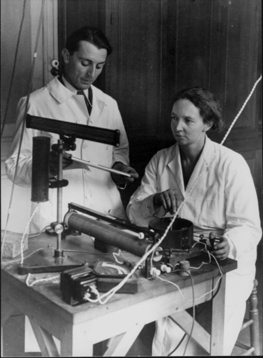 Frédéric and Irène Joliot-Curie in the physics laboratory