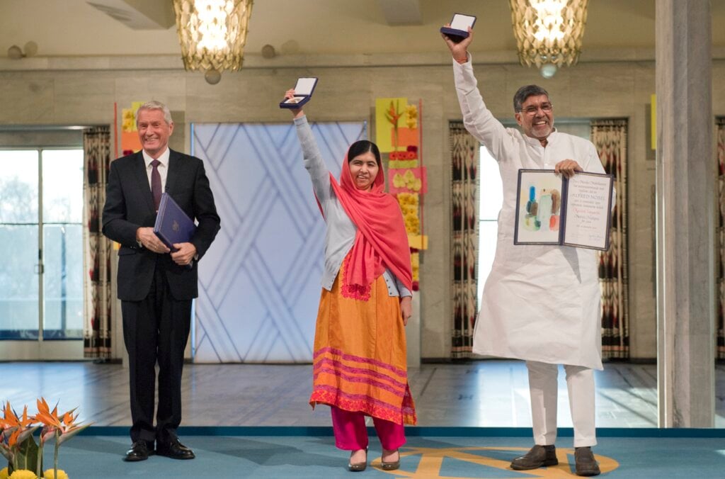 Malala Yousafzai and Kailash Satyarthi showing their Nobel medals and diplomas during the Nobel Peace Prize Award Ceremony at the Oslo City Hall in Norway, 10 December 2014.