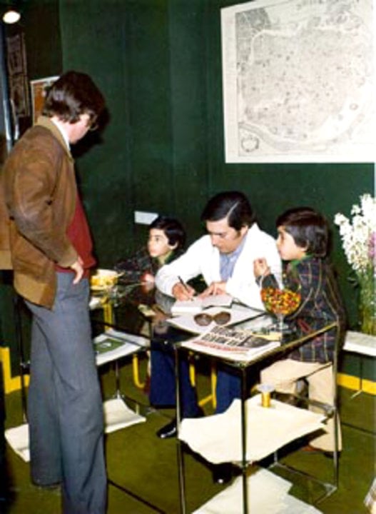 Mario Vargas Llosa signing book, together with his sons Gonzalo and Alvaro