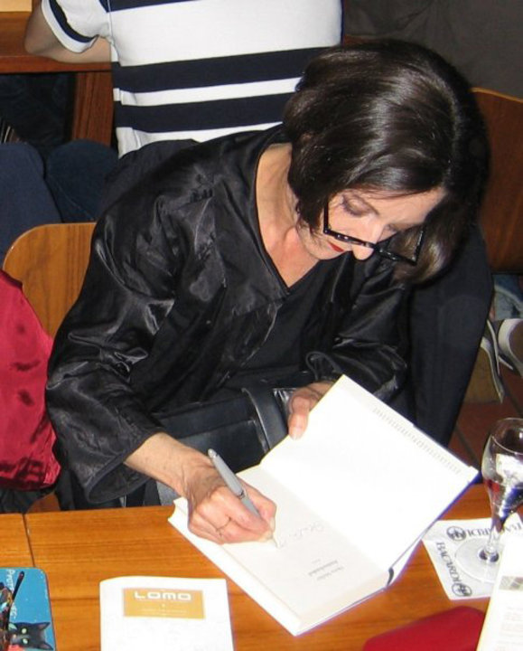 Herta Müller signing her new book