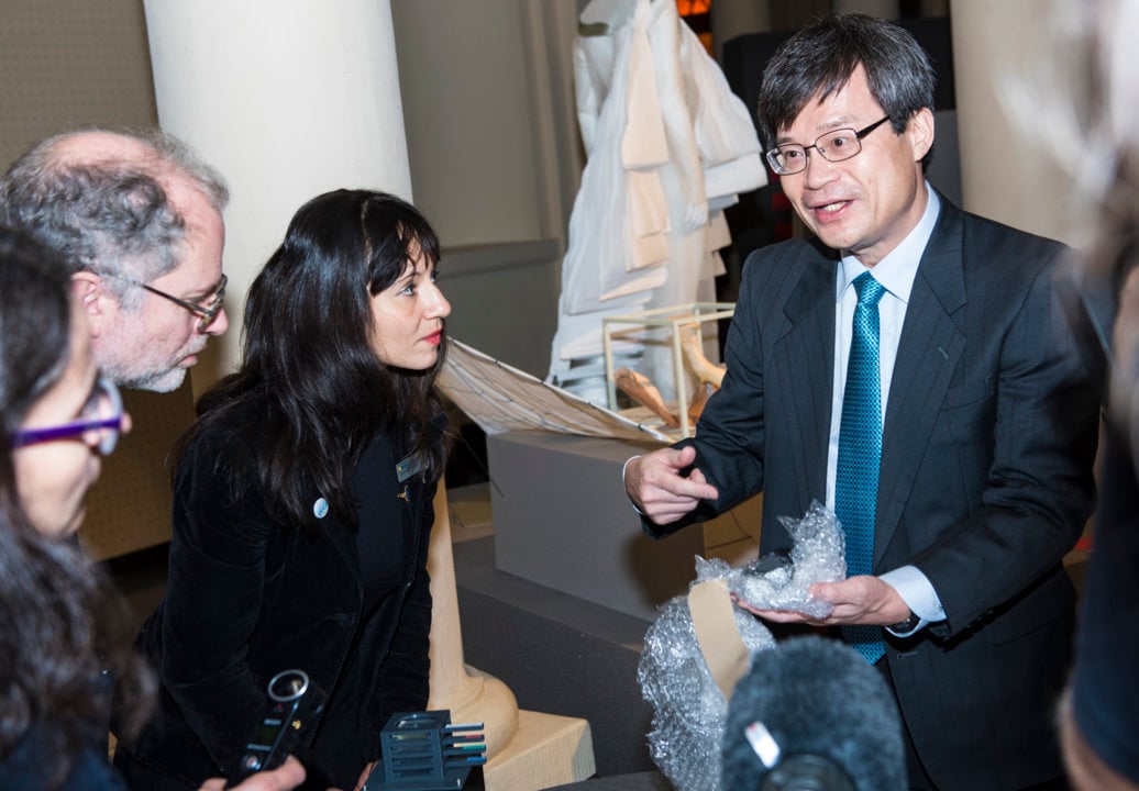 Hiroshi Amano presenting his gift to the Nobel Museum's collection: pieces of graphite included in the early blue LEDs that he developed, during the 2014 Nobel Laureates' Get together on 6 December 2014.