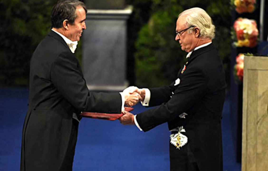 Eric Betzig receiving his Nobel Prize from His Majesty King Carl XVI Gustaf of Sweden.
