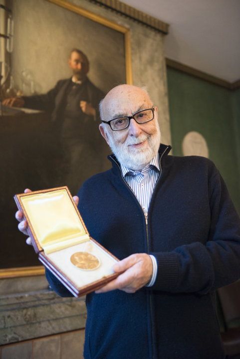 François Englert showing his Nobel Medal during his visit to the Nobel Foundation