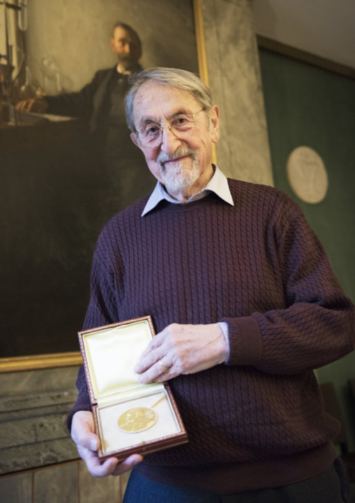Martin Karplus showing his Nobel Medal during his visit to the Nobel Foundation