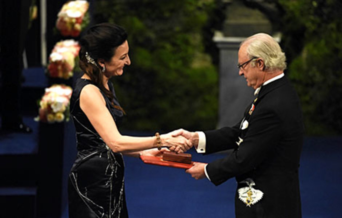 May-Britt Moser receiving her Nobel Prize from His Majesty King Carl XVI Gustaf of Sweden.