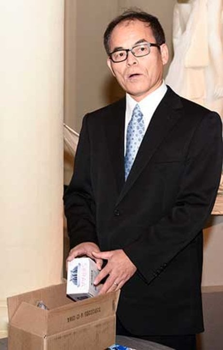 Shuji Nakamura presenting his gift to the Nobel Museum's collection: a white LED lamp, during the 2014 Nobel Laureates' Get together on 6 December 2014.