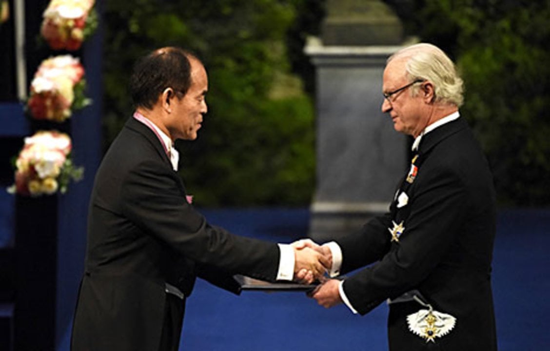 Shuji Nakamura receiving his Nobel Prize from His Majesty King Carl XVI Gustaf of Sweden.