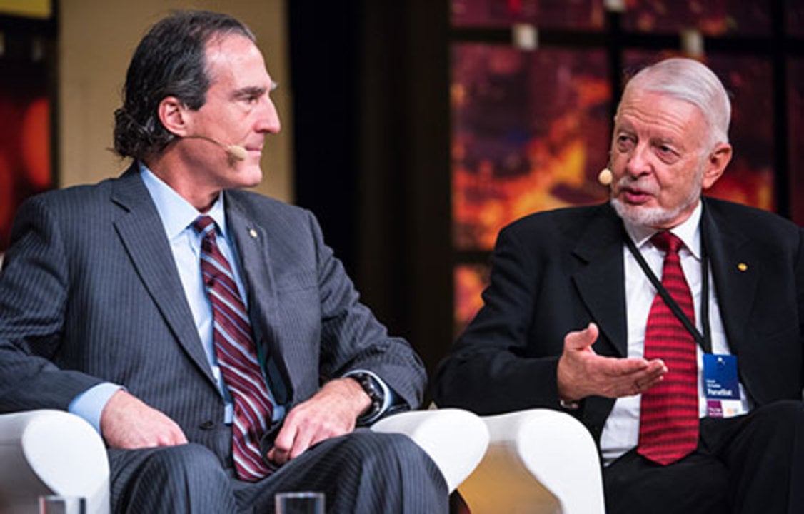 Craig C. Mello (left) and 2000 Laureate in Economic Sciences Daniel McFadden (right), discussed 'The Biology of Ageing' at the 2014 Nobel Week Dialogue, on 9 December 2014.
