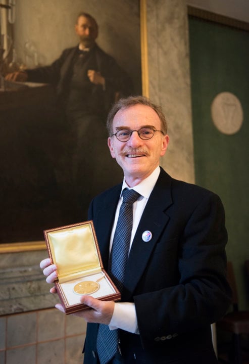 Randy W. Schekman showing his Nobel Medal during his visit to the Nobel Foundation