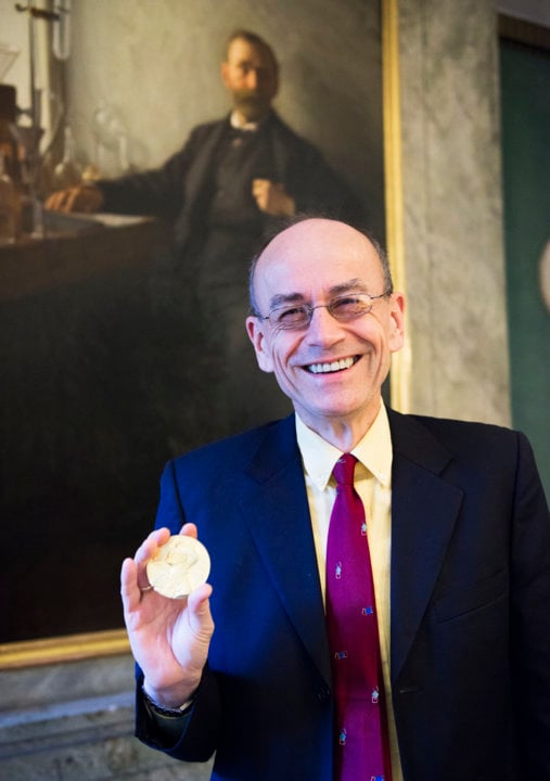 Thomas C. Südhof showing his Nobel Medal during his visit to the Nobel Foundation