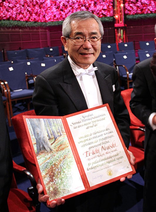 Ei-ichi Negishi showing his Nobel diploma