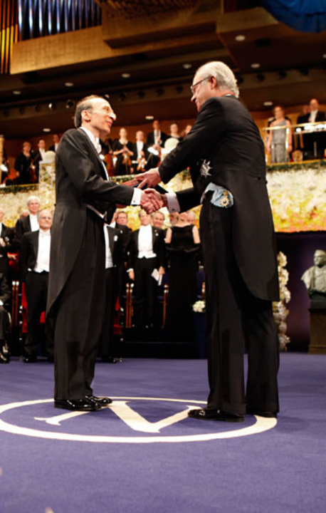 Saul Perlmutter receiving his Nobel Prize from His Majesty King Carl XVI Gustaf