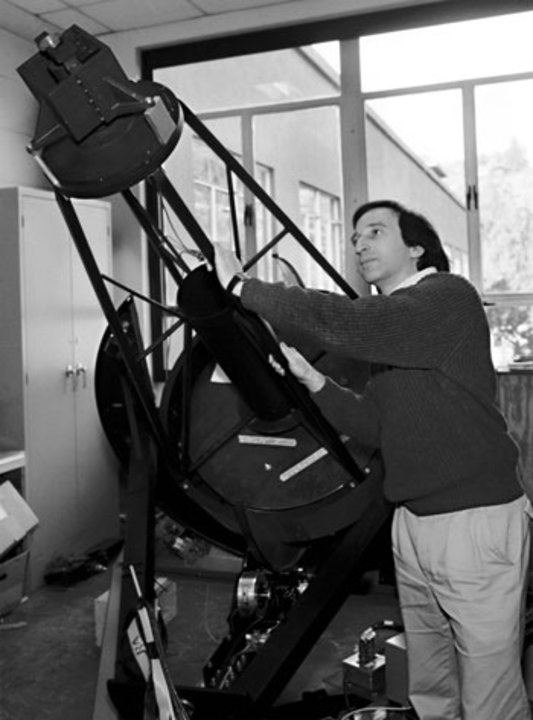 Saul Perlmutter with a telescope.