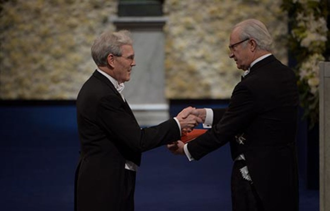 Richard Henderson receiving his Nobel Prize from H.M. King Carl XVI Gustaf of Sweden