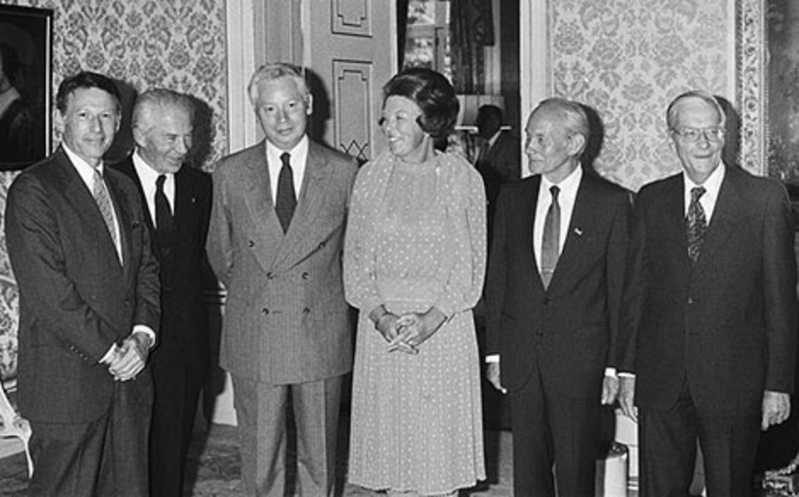Queen Beatrix of the Netherlands receives Nobel Laureates. [CC BY-SA 3.0 nl (http://creativecommons.org/licenses/by-sa/3.0/nl/deed.en)], via Wikimedia Commons