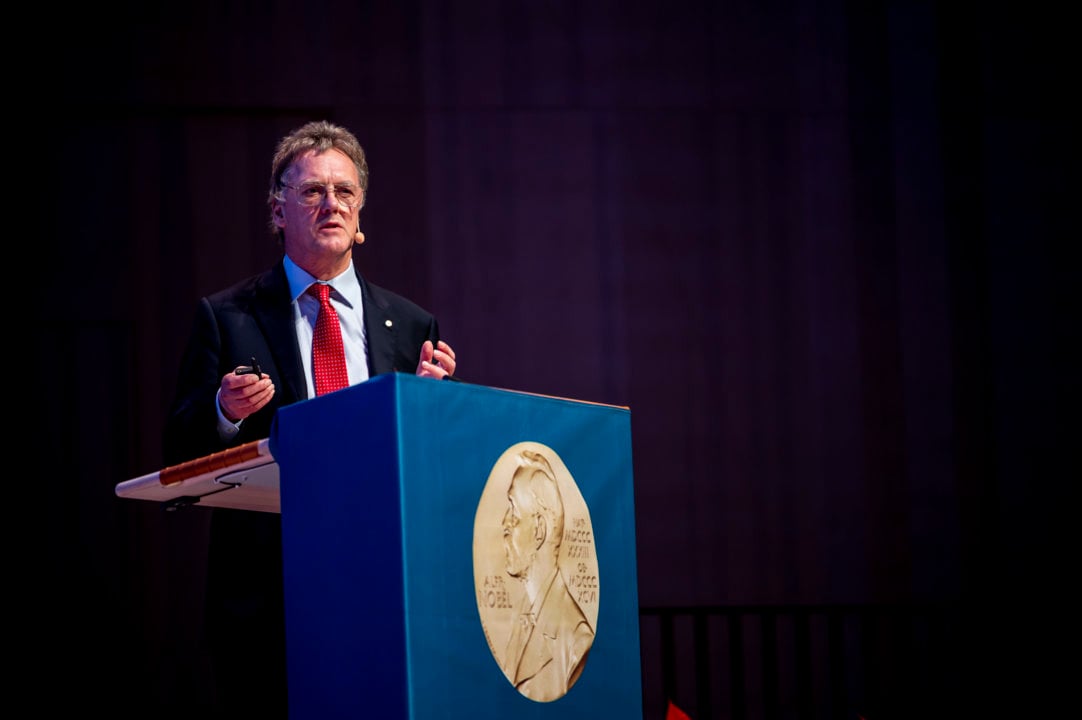 Sir Peter J. Ratcliffe delivering his Nobel Lecture