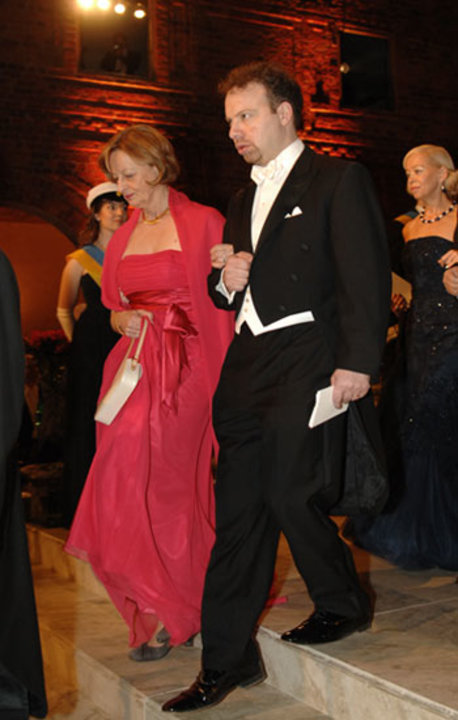 Adam G. Riess arrives at the Nobel Banquet accompanied by Dr DaniÃ©le Hoffmann, wife of Medicine Laureate Jules A. Hoffmann
