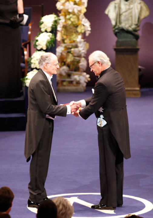 Thomas J. Sargent receiving his Prize from His Majesty King Carl XVI Gustaf of Sweden