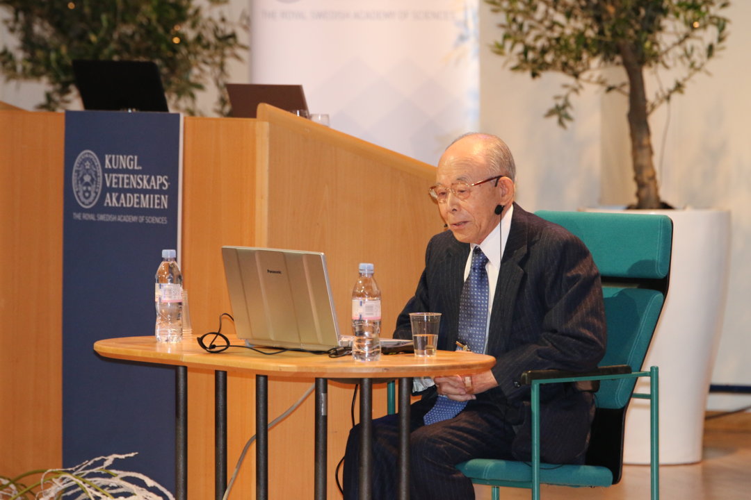 Isamu Akasaki delivering his Nobel Lecture.