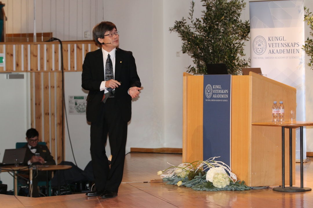 Hiroshi Amano delivering his Nobel Lecture.